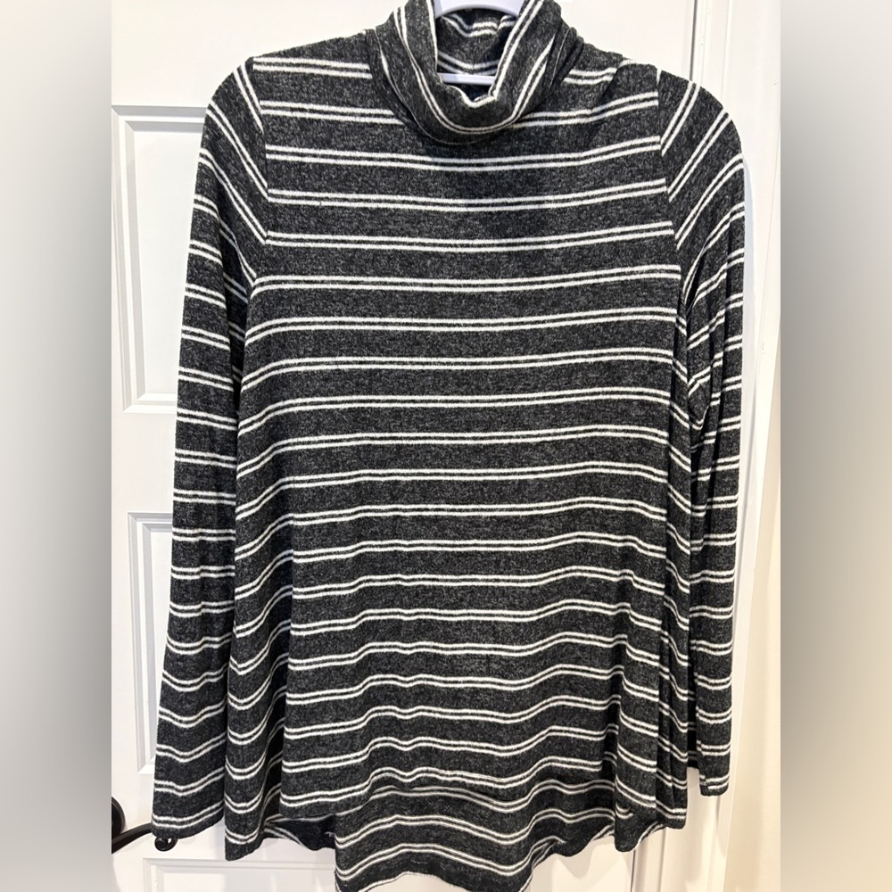 Merona Charcoal and White Knit Top